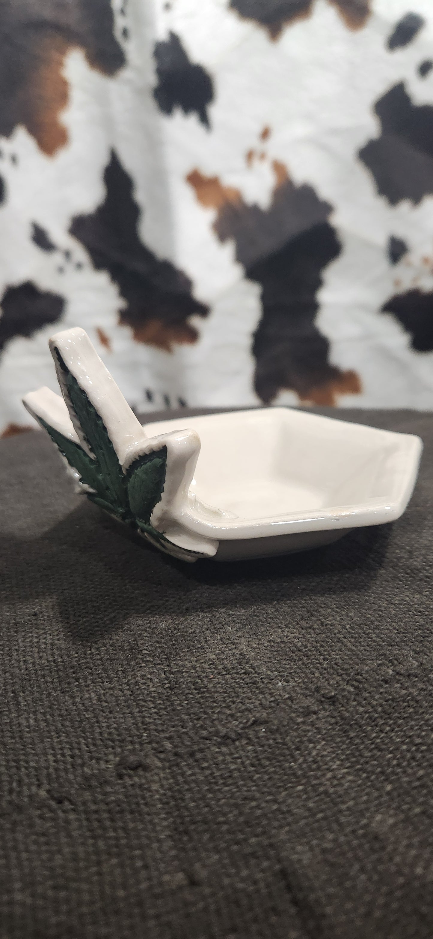 Leaf Solid Wt Border Hex = Tray