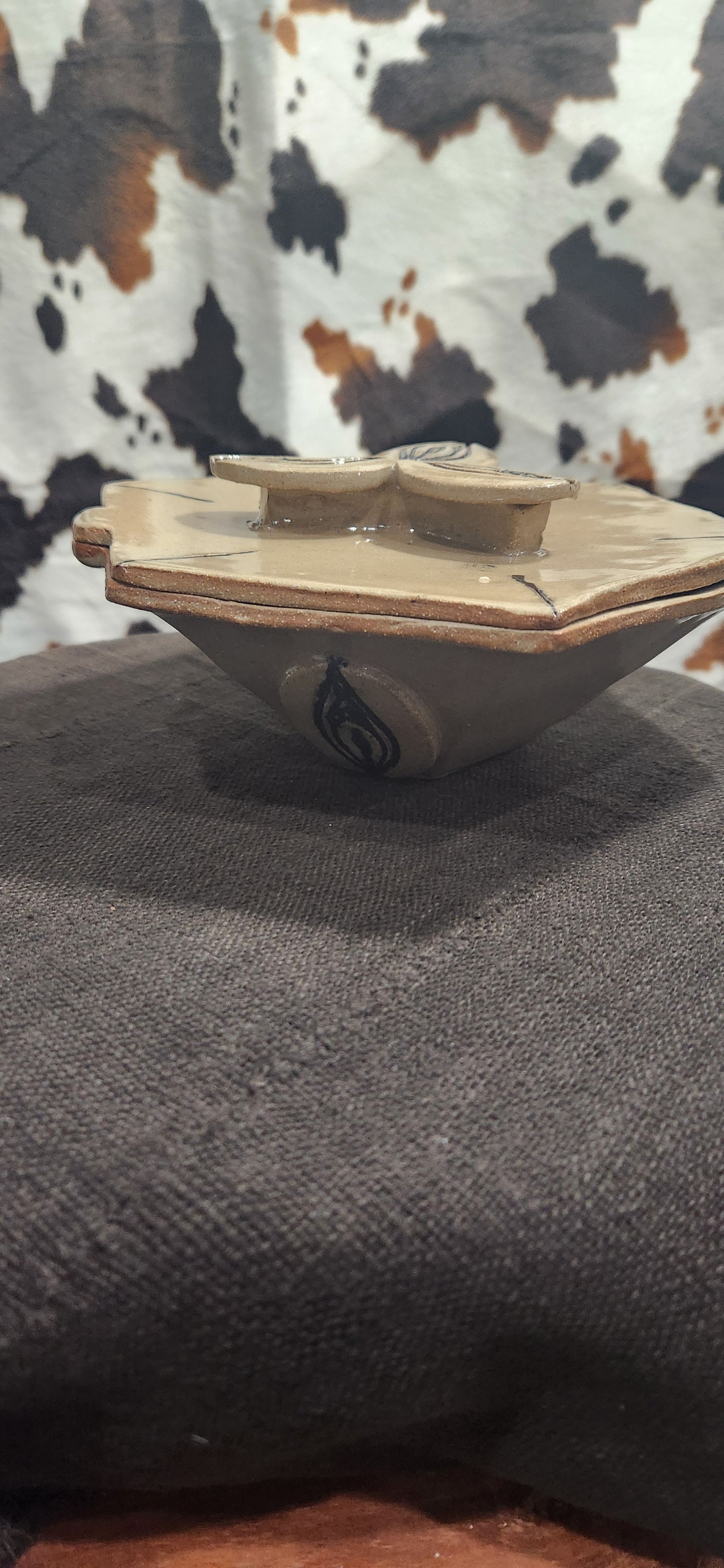 Vulva Hex Bowl w Lid/Wt Clay - Bowl