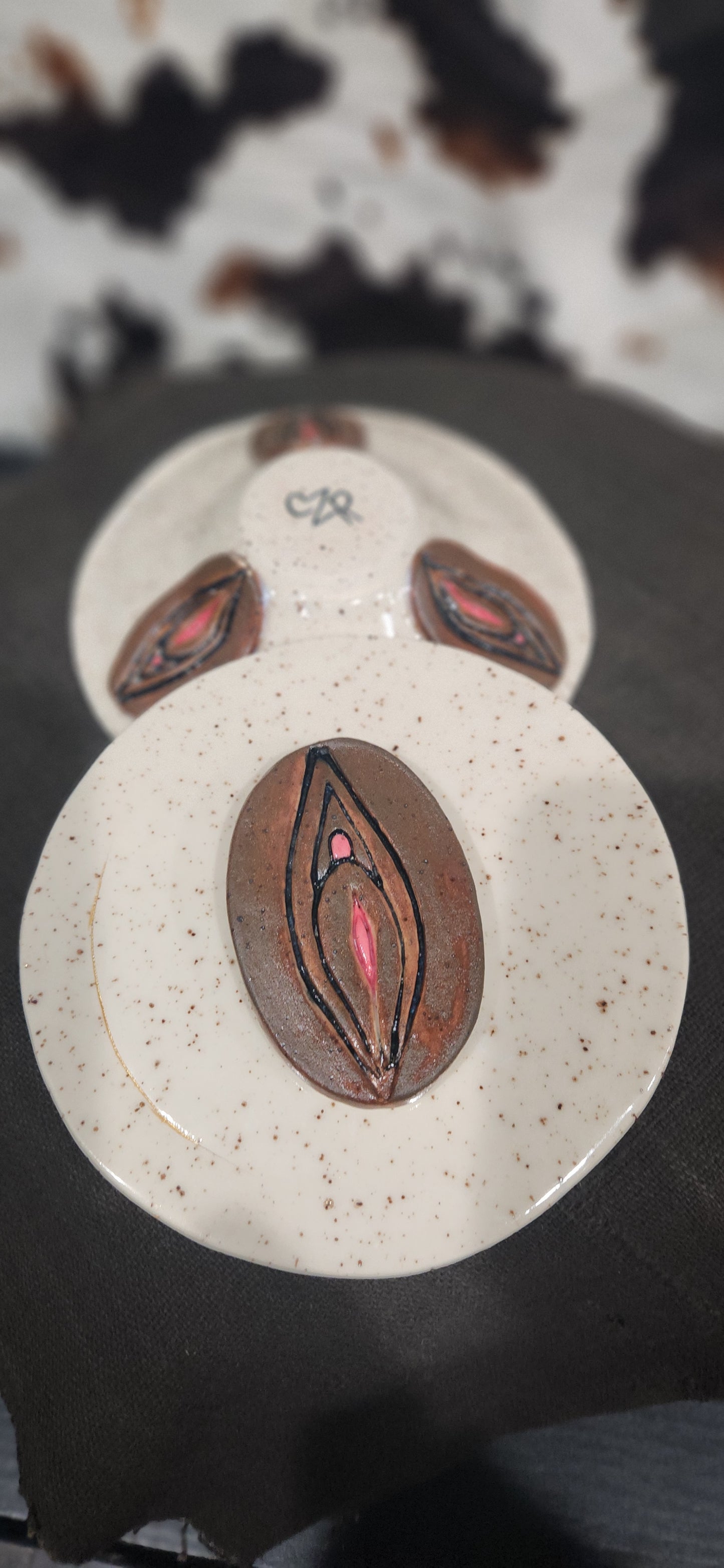 Vulva Bowl w Lid Round Wt Clay - Bowl