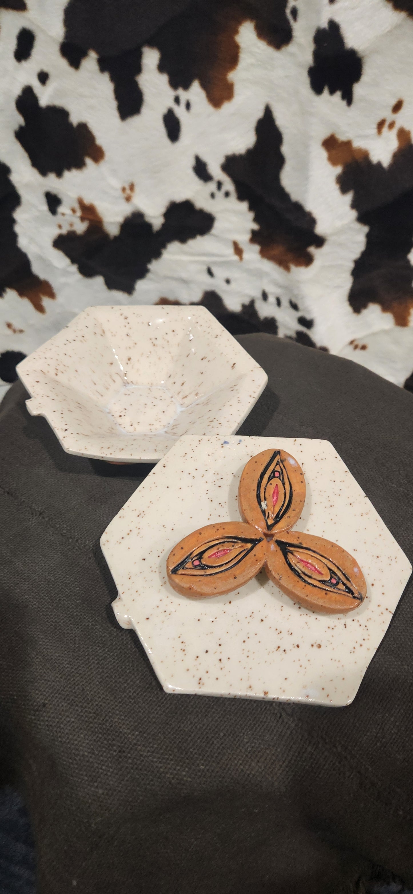 Vulva Hex Bowl w Lid Speckled Wt - Bowl