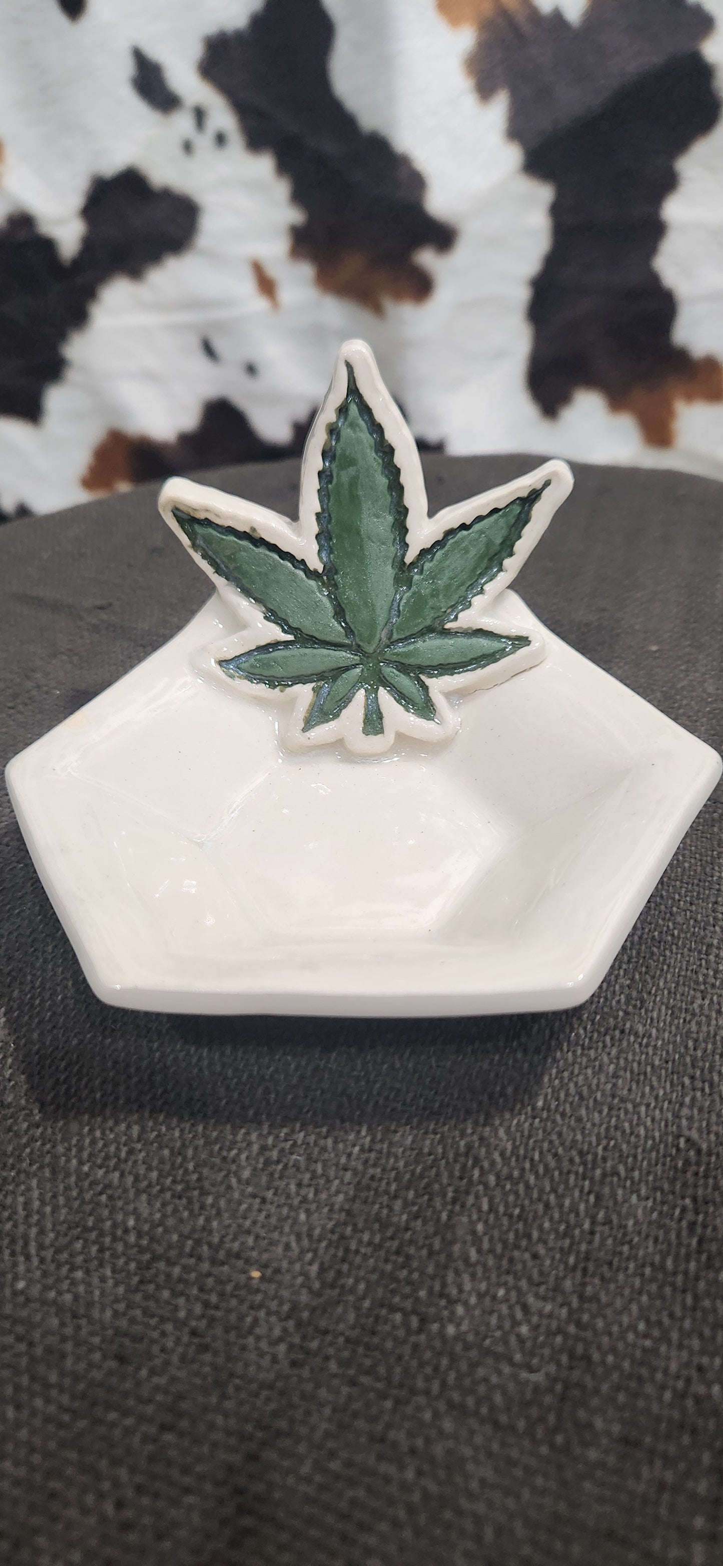 Leaf Solid Wt Border Hex = Tray