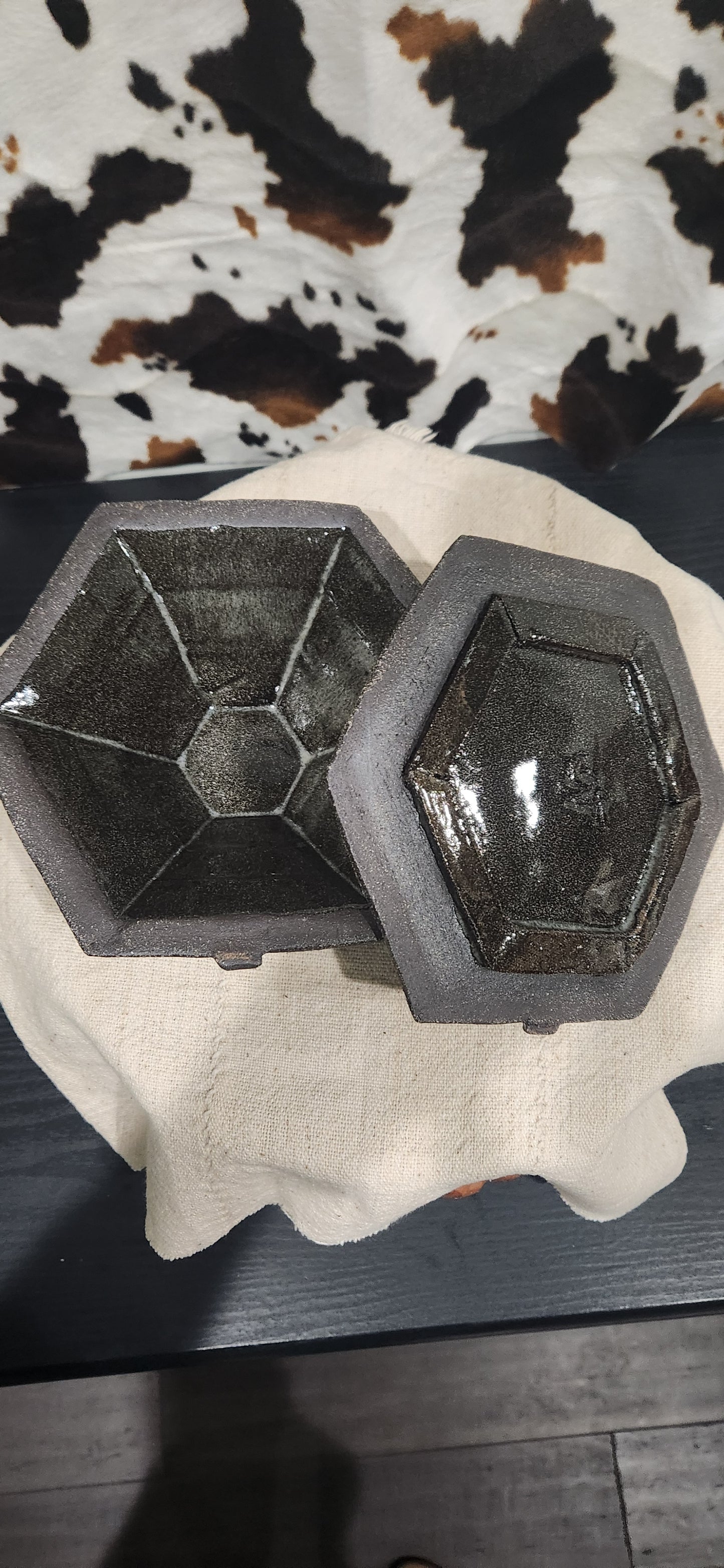 Vulva Hex Bowl w Lid Blk Clay - Bowl