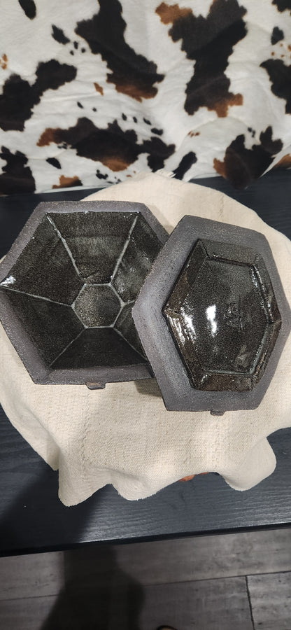 Vulva Hex Bowl w Lid Blk Clay - Bowl