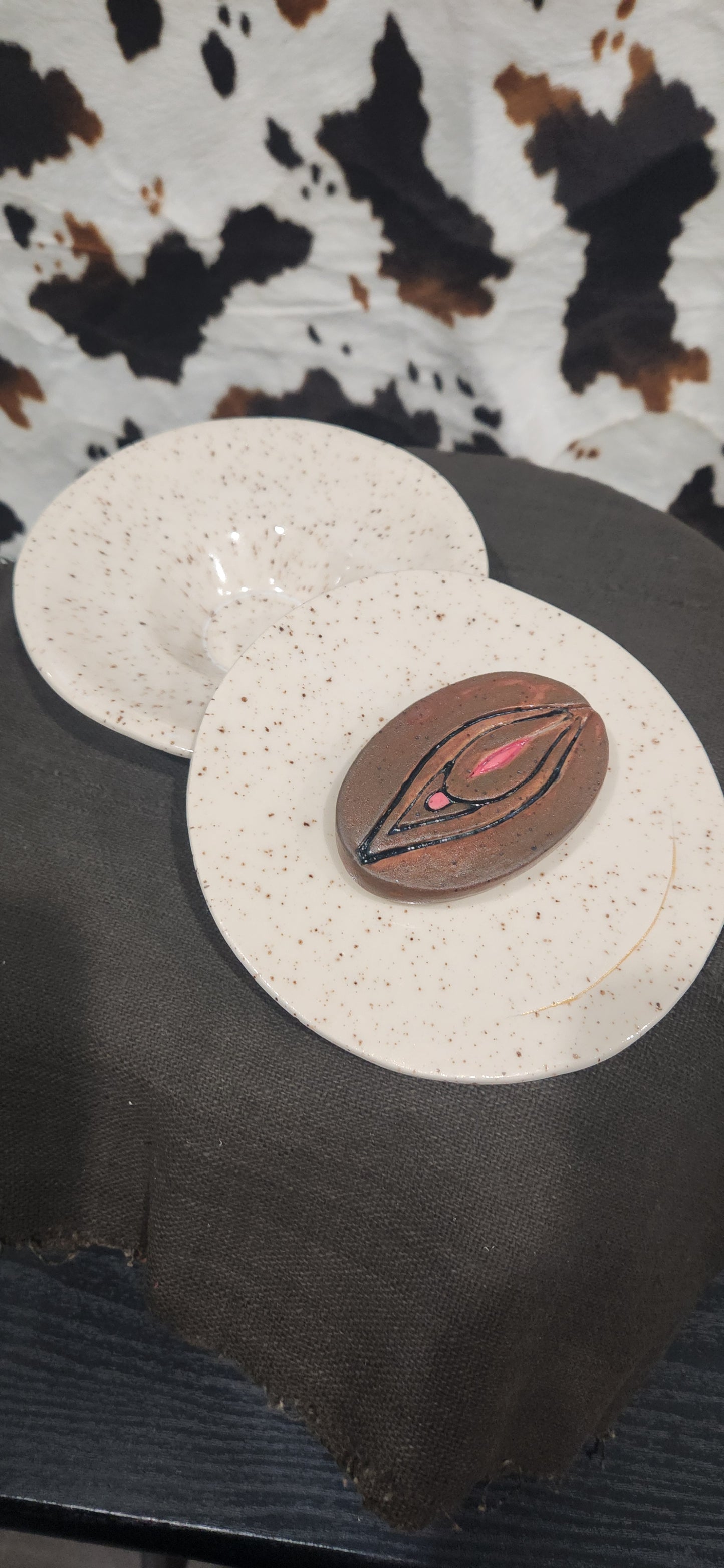 Vulva Bowl w Lid Round Wt Clay - Bowl