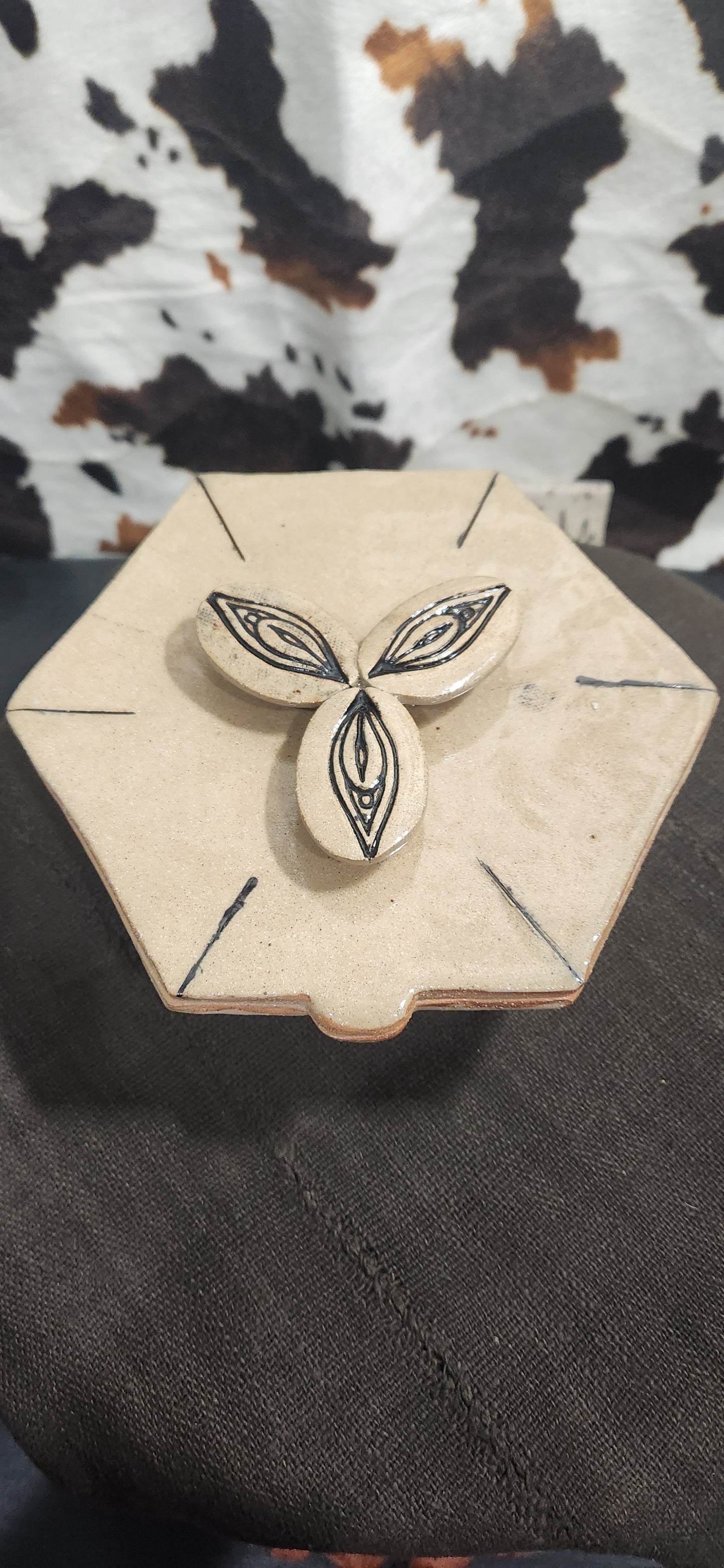 Vulva Hex Bowl w Lid/Wt Clay - Bowl