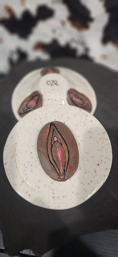 Vulva Bowl w Lid Round Wt Clay - Bowl