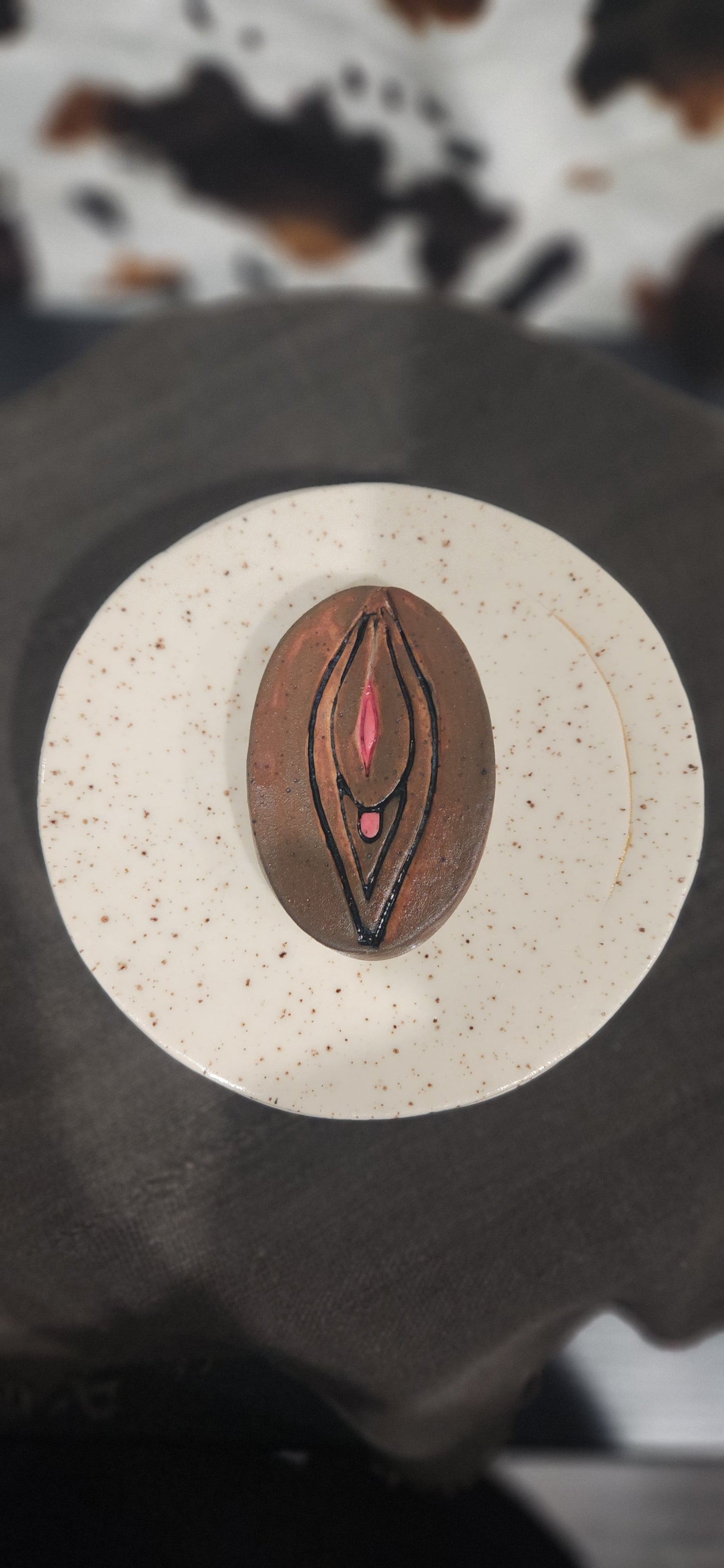 Vulva Bowl w Lid Round Wt Clay - Bowl